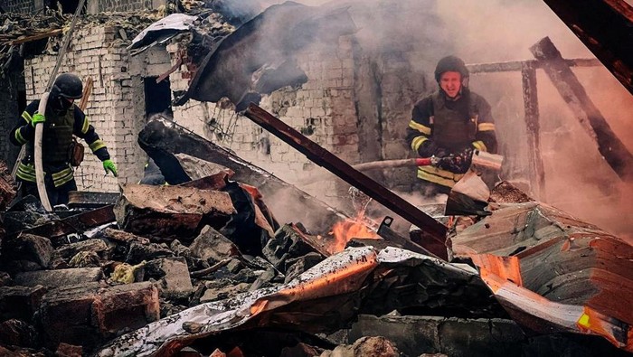 Tim Penyelamat Ukraina Berjibaku Padamkan Api Usai Serangan Rudal Rusia A firefighter works at the site where an industrial area was hit by a Russian missile strike, amid Russiaβs attack on Ukraine, in Kyiv region, Ukraine November 13, 2024. Press service of the State Emergency Service of Ukraine in Kyiv region/Handout via REUTERS ATTENTION EDITORS - THIS IMAGE HAS BEEN SUPPLIED BY A THIRD PARTY. DO NOT OBSCURE LOGO.