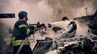 Layanan Darurat Negara Ukraina merilis video yang menunjukkan tim penyelamat memadamkan api di sebuah gedung, yang menurut layanan tersebut terletak di Brovary di wilayah Kyiv.  