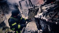 Kyiv telah menghadapi serangan pesawat nirawak Rusia hampir setiap malam selama berminggu-minggu. Meskipun ada serangan pesawat nirawak secara teratur, Rusia belum menyerang ibu kota Ukraina dengan rudal sejak 26 Agustus ketika meluncurkan serangan besar-besaran di seluruh negeri yang menurut para pejabat mengerahkan lebih dari 200 pesawat nirawak dan rudal.
