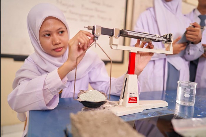 Melalui tahapan seleksi yang cukup ketat, Toyota Indonesia akhirnya mengumumkan 25 proposal terbaik dari 1.125 proposal peserta Toyota Eco Youth (TEY) ke-13 yang dikirimkan oleh sekolah peserta kompetisi lingkungan tersebut yang berasal dari seluruh wilayah Indonesia. Dalam mengkurasi 25 proposal yang dinilai kreatif dan atraktif tersebut, Toyota Indonesia menetapkan penilaian yang juga didasarkan atas komitmen Toyota Global melalui Toyota Environmental  Challenge (TEC) 2050 dalam mengatasi lingkungan global, seperti perubahan iklim, kelangkaan air, serta hilangnya kenaekaragaman hayati dalam jangka panjang. Tampak dalam gambar, aktivitas para pelajar dari salah satu SMA peserta TEY-13 yang tengah melakukan riset terkait proposal yang dilombakan dalam kompetisi lingkungan tersebut.