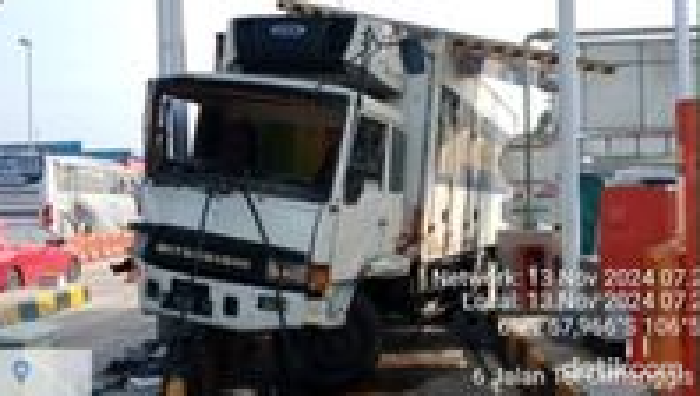 Truk menabrak portal kendaraan kecil di Gerbang Tol Jatikarya Utama
