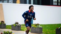 Bek sayap Tyrell Malacia siap dijual. Malacia sudah dipinjamkan ke PSV Eindhoven di musim dingin kemarin (Foto: Manchester United via Getty Imag/Ash Donelon)