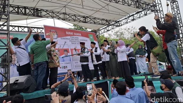 UAS saat memimpin simulasi pencoblosan. (Raja Adil Siregar/detikSumut)