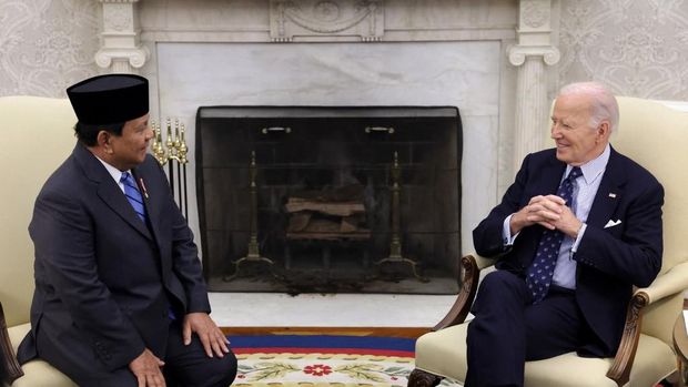  U.S. President Joe Biden (R) meets with President of Indonesia Prabowo Subianto in the Oval Office of the White House on November 12, 2024 in Washington, DC. The two leaders met to discuss the strengthening of U.S.-Indonesian cooperation as part of the comprehensive strategic partnership. Alex Wong/Getty Images/AFP (Photo by ALEX WONG / GETTY IMAGES NORTH AMERICA / Getty Images via AFP)