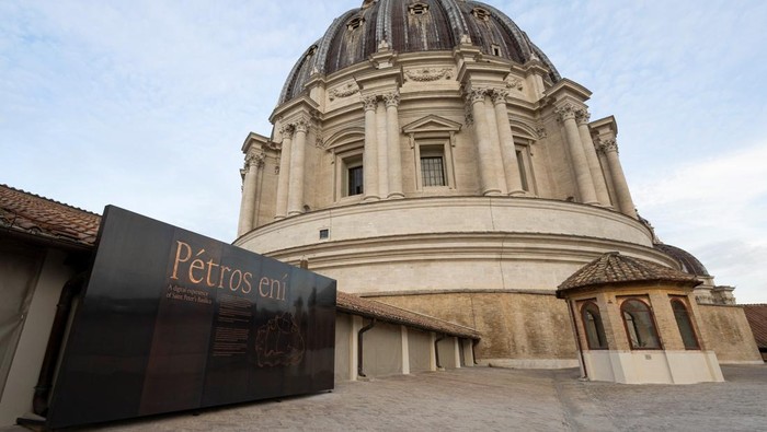 Vatikan Luncurkan Tur Virtual Berbasis AI untuk Basilika Santo Petrus Visitors look at AI-generated images of St. Peter's Basilica as the Vatican presents a new AI-enhanced experience developed in collaboration with Microsoft for tourists visiting the Basilica at the Vatican, November 9, 2024. REUTERS/Remo Casilli