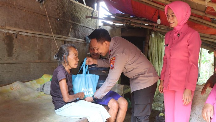 Wakapolres Malang Kompol Imam Mustolih dan Bhayangkari dalam mendistribusikan paket sembako
