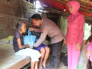 Polres Malang Bagikan Ratusan Paket Sembako ke Keluarga Kurang Mampu