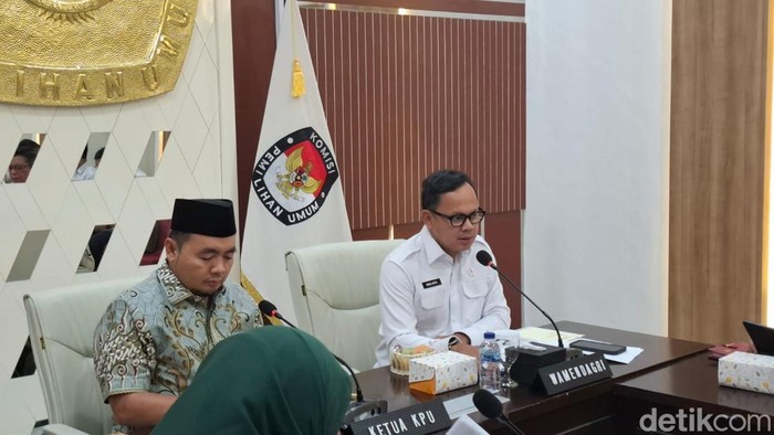 Wamendagri Bima Arya dan Ketua KPU RI Mochammad Afifuddin. (Brigitta/detikcom)
