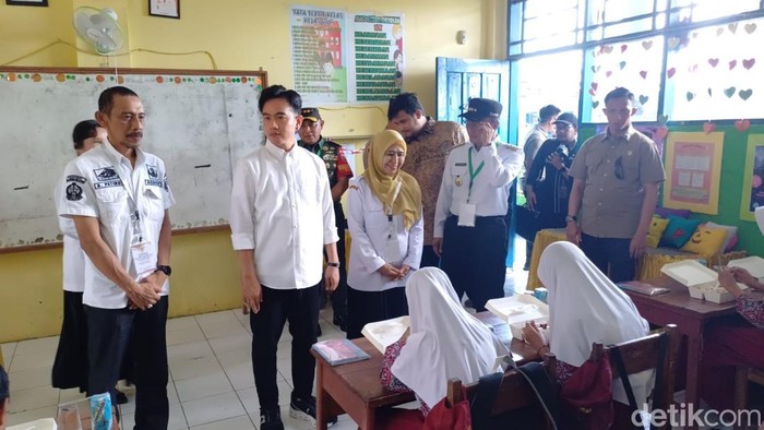 Wapres Gibran Rakabuming Raka meninjau makan bergizi gratis di SD 103 Hasanuddin Maros.