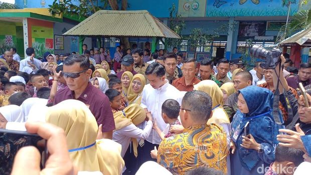 Wapres Gibran Rakabuming Raka meninjau makan bergizi gratis di SD 103 Hasanuddin Maros.