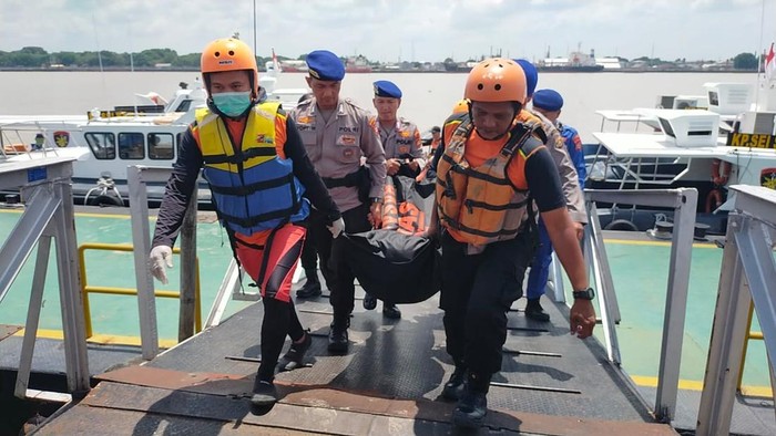 Sebuah speedboat menabrak jukung Tiga Berlian yang sedang menggandeng jukung Doa Bersama di Teluk Tenggirik, Kecamatan Banyuasin 1, Kabupaten Banyuasin. Satu orang dinyatakan tewas dalam kcelakaan itu.