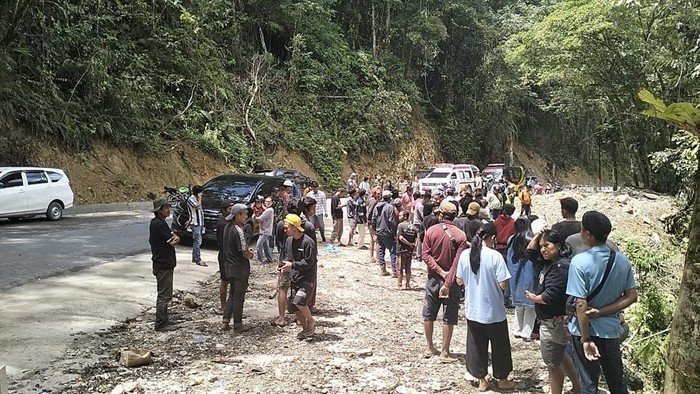 Warga di Luwu Timur berkumpul di lokasi penemuan mayat wanita.