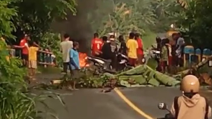 Warga tutup jalan di Kabupaten Sorong usai pria tewas diduga korban tabrak lari.