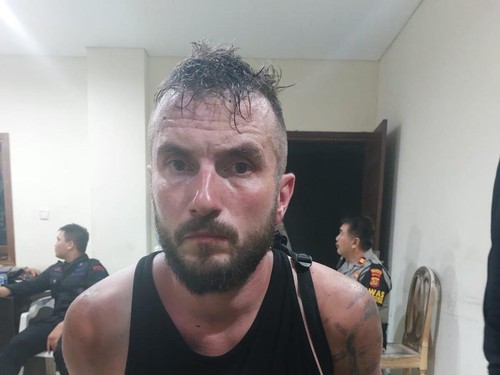 WN Polandia, Bokszanski, yang mengamuk di kelab Savaya, Desa Pecatu, Badung, saat diamankan di Polsek Kuta Selatan. (Dok.Polda Bali)