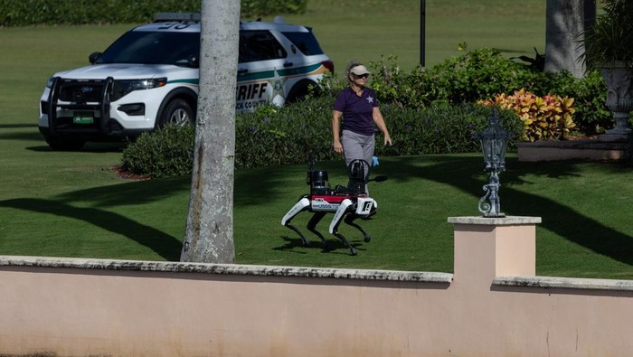A Secret Service robot dog patrols the U.S. President-elect Donald Trump's residence at Mar-a-Lago in Palm Beach, Florida, U.S., November 12, 2024. REUTERS/Carlos Barria
