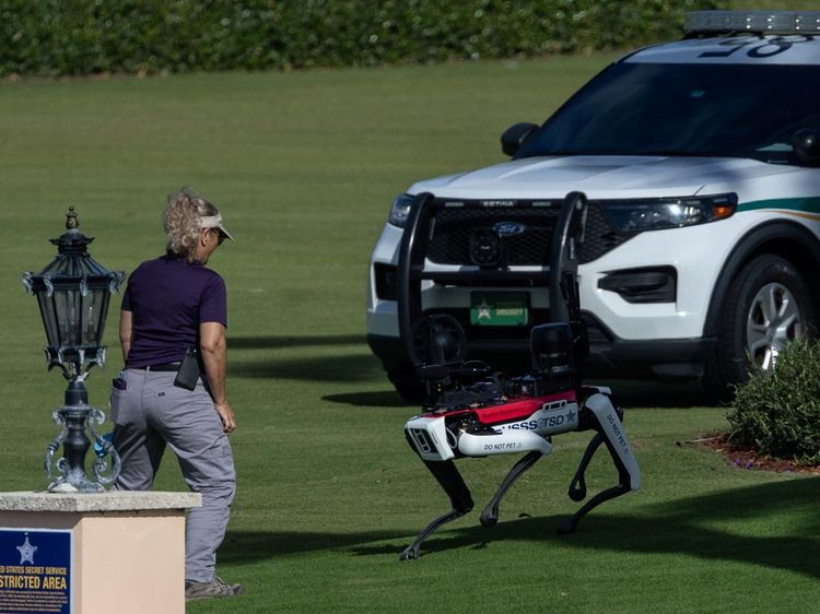 Wujud Robot Anjing yang Dikerahkan Jaga Keamanan Rumah Donald Trump
