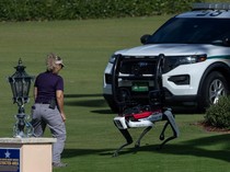Wujud Robot Anjing yang Dikerahkan Jaga Keamanan Rumah Donald Trump