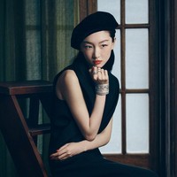 Berkat kemampuan akting dan popularitasnya, tak heran jika Zhou Dongyu mendapat bayaran besar. Media China menyebut penghasilan tertingginya adalah untuk drama ‘Behind The Scenes’ pada 2019 sekitar 100 juta yuan (Rp 218 miliaran).Foto: Dok. Instagram/Weibo Zhou Dongyu