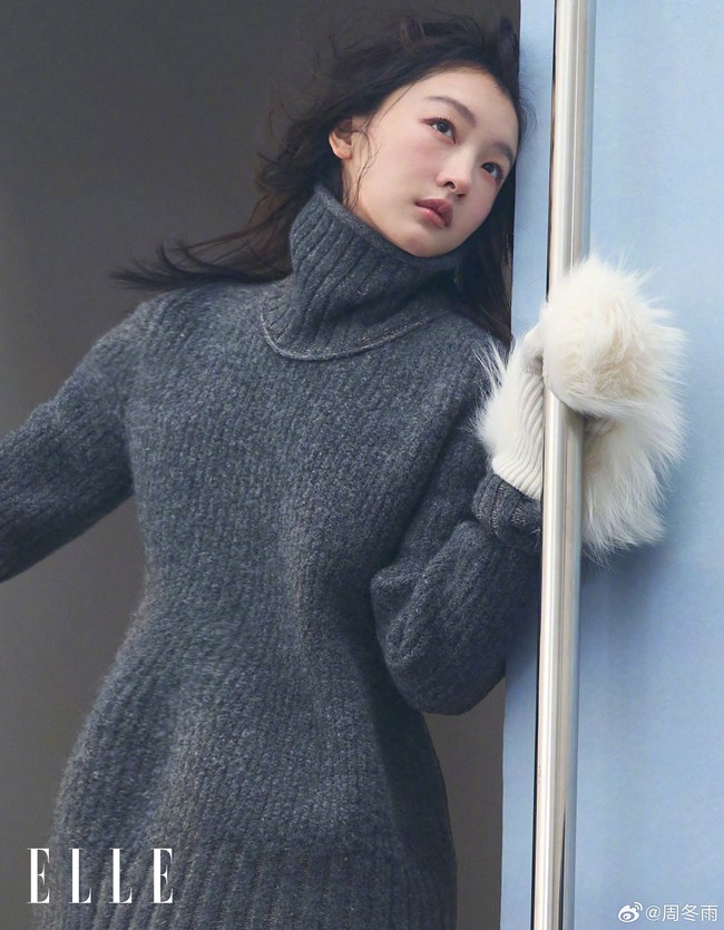 Berkat popularitasnya, lulusan  Beijing Film Academy sering ditunjuk sebagai brand ambassador. Tapi pada 2021, ia pernah memutuskan kontraknya sebagai wajah untuk Burberry setelah brand high end itu tidak lanjut membeli kapas dari Xinjiang karena dugaan pelanggaran HAM dan diskriminasi pada suku Uigyur. Foto: Dok. Instagram/Weibo Zhou Dongyu