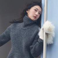 Berkat popularitasnya, lulusan  Beijing Film Academy sering ditunjuk sebagai brand ambassador. Tapi pada 2021, ia pernah memutuskan kontraknya sebagai wajah untuk Burberry setelah brand high end itu tidak lanjut membeli kapas dari Xinjiang karena dugaan pelanggaran HAM dan diskriminasi pada suku Uigyur. Foto: Dok. Instagram/Weibo Zhou Dongyu