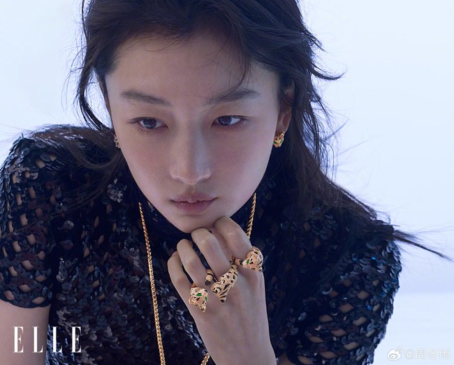 Pemain film mendapat penghargaan ‘Aktris Terbaik’ dari berbagai ajang bergengsi, seperti Golden Horse Award, Hong Kong Film Award, dan Golden Rooster Award, yang membuatnya menjadi aktris termuda yang diganjar predikat ‘Film Grand Slam’.Foto: Dok. Instagram/Weibo Zhou Dongyu