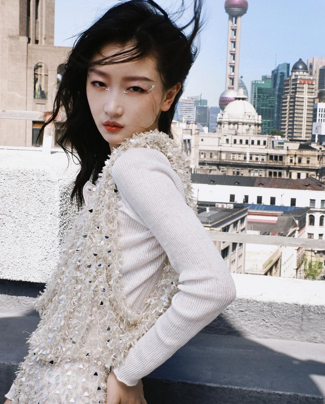 Sosok Zhou Dongyu pun berpengaruh di industri hiburan. Ia sering kali masuk daftar selebriti berpengaruh versi Forbes. Pada 2020, ia menempati urutan ketiga dalam China Celebrity 100.Foto: Dok. Instagram/Weibo Zhou Dongyu