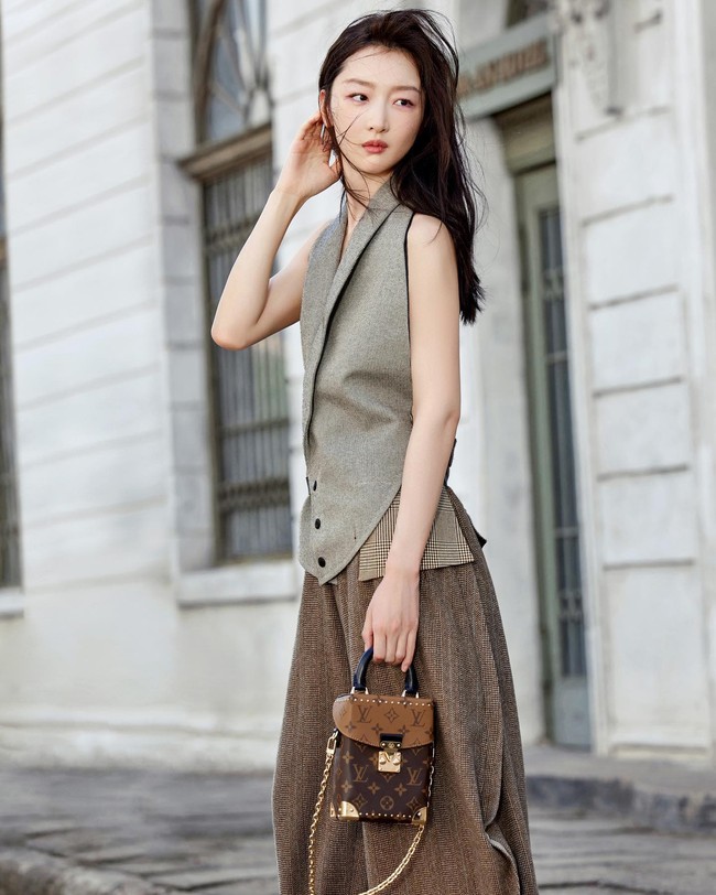 Zhou pertama kali membintangi film Under the Hawthorn Tree meski tidak punya pengalaman akting sama sekali. Aktingnya pun semakin mumpuni hingga kini sudah membintangi puluhan film dan drama, termasuk yang terbaru Strangers When We Meet. Foto: Dok. Instagram/Weibo Zhou Dongyu