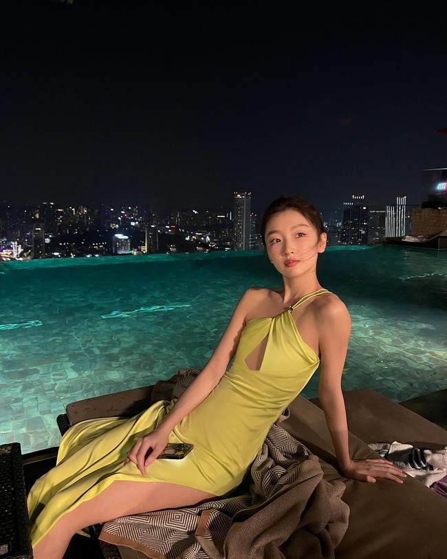 Zhou Dongyu adalah artis China kelahiran Hebei yang dikenal dengan kemampuan aktingnya. Wanita 32 tahun tersebut bahkan masuk sebagai salah satu ‘Empat aktris Dan’ karena prestasi dan popularitasnya.Foto: Dok. Instagram/Weibo Zhou Dongyu