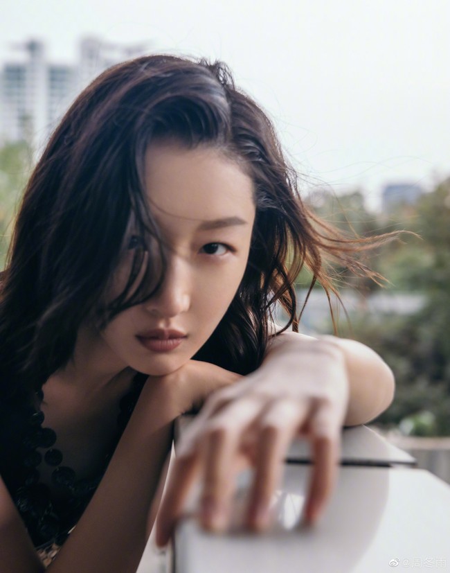 Kesuksesan film atau drama dari Negeri China yang semakin populer belakangan ini tentu mempengaruhi bayaran para artisnya. Baru-baru ini mengungkap daftar aktris berbayaran tertinggi yang peringkat teratas ditempati Zhou Dongyu. Foto: Dok. Instagram/Weibo Zhou Dongyu