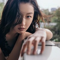 Kesuksesan film atau drama dari Negeri China yang semakin populer belakangan ini tentu mempengaruhi bayaran para artisnya. Baru-baru ini mengungkap daftar aktris berbayaran tertinggi yang peringkat teratas ditempati Zhou Dongyu. Foto: Dok. Instagram/Weibo Zhou Dongyu