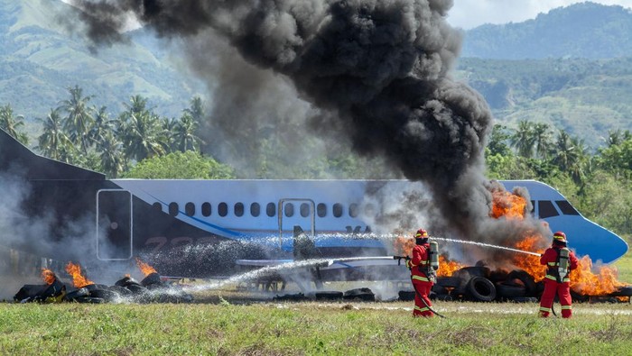 Aksi Pemadam Kebakaran Simulasi Keadaan Darurat di Bandara Palu Sejumlah penumpang berusaha menyelamatkan diri saat pesawat yang ditumpangi terbakar dalam simulasi penanggulangan keadaan darurat di Bandara Mutiara Sis Aljufri Palu, Sulawesi Tengah, Kamis (14/11/2024). Simulasi yang dilaksanakan otoritas bandara itu dimaksudkan untuk mengevaluasi efektivitas prosedur dan standar operasi yang sudah ditetapkan bilamana terjadi keadaan darurat di bandara. ANTARA FOTO/Basri Marzuki/nym.