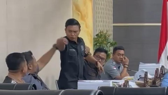 Anggota DPRD Kabupaten Gorontalo mengamuk saat rapat.