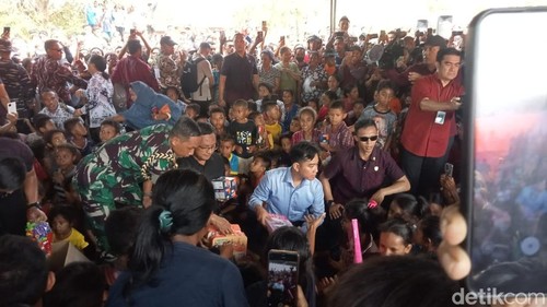 Antusiasme warga menyambut Gibran Rakabuming Raka di Desa Kobasoma, Flores Timur, NTT, Kamis (14/11/2024).