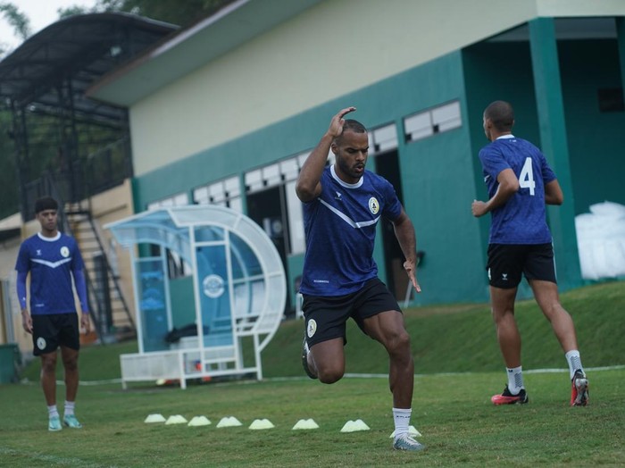 Bek PSS Sleman, Phil Ofosu-Ayeh, menjalani sesi latihan terpisah, Rabu (13/11/2024).
