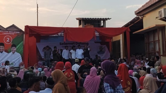 Cabup Sumenep Achmad Fauzi mendengar aspirasi ibu-ibu di Sapeken