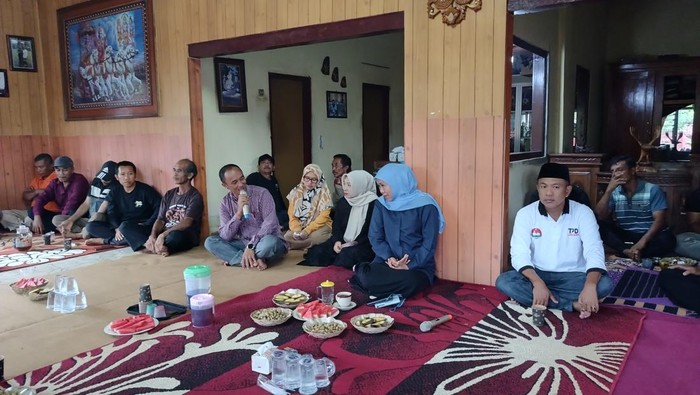 Cagub Jatim Khofifah bertemu warga lereng Gunung Semeru di Lumajang