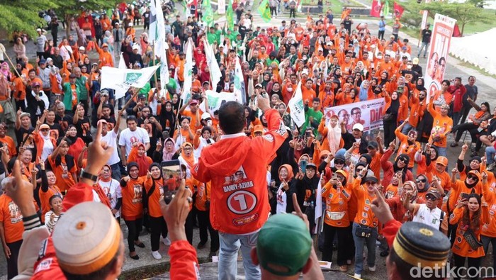 Cagub Nomor Urut 1 Moh Ramdhan ‘Danny’ Pomanto menyemangati para relawannya di Kota Parepare.