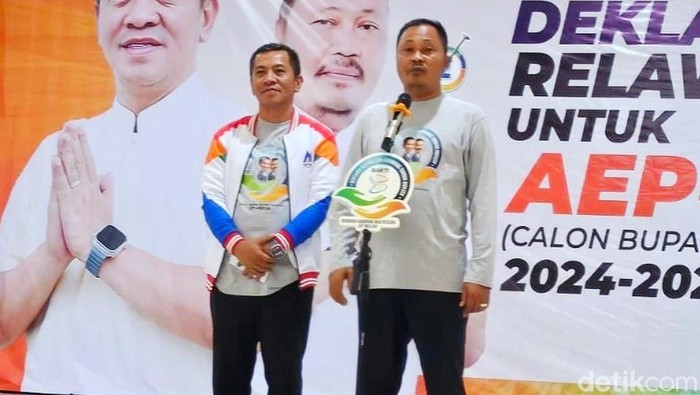 Calon Bupati Karawang Aep Syaepuloh saat sosialisasi bersama relawan kordes