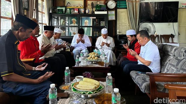 Calon Gubernur Sulsel Moh Ramdhan 'Danny' Pomanto sowan ke Pimpinan Ponpes DDI Mangkoso, AGH Farid Wajdi.
