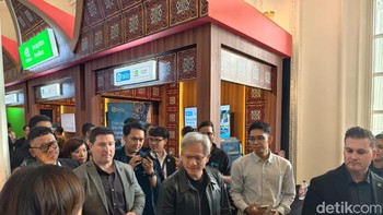 Pendiri dan CEO Nvidia Jensen Huang mengunjungi Indonesia sebagai salah satu pembicara di event Indonesia AI Day. Dengan gayanya yang khas, Huang membagikan nasihat untuk anak muda Indonesia di era kecerdasan buatan (AI). Setelahnya, dia berkeliling di lokasi acara. Foto: Adi Fida Rahman/detikinet