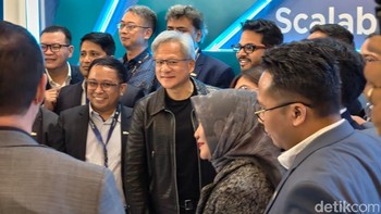 Jensen Huang yang sekarang kekayaanya menurut Forbes di kisaran Rp 1.900 triliun, tampak dikerubuti banyak penggemarnya. Foto: Adi Fida Rahman/detikinet