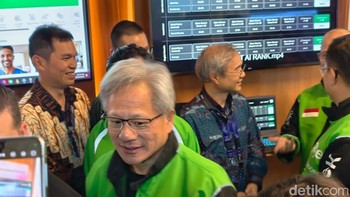 Ia kemudian terlihat mengenakan seragam Gojek. Foto: Adi Fida Rahman/detikinet