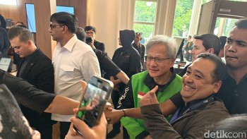 Dengan sabar, ia juga melayani permintaan foto dari para fans. Foto: Adi Fida Rahman/detikinet