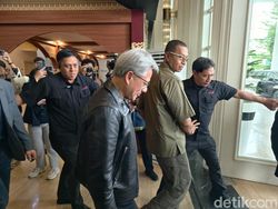 Momen Unik Manusia Rp 1.900 Triliun Berjaket Gojek