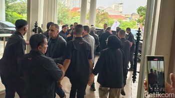 Dia masuk mobil dan mungkin menuju ke acara selanjutnya di Indonesia. Foto: Adi Fida Rahman/detikinet