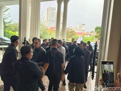 Momen Unik Manusia Rp 1.900 Triliun Berjaket Gojek