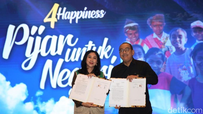 Ketua Yayasan CT Arsa Foundation Anita Ratnasari Tanjung bersama Direktur Utama Bank Mega Syariah Yuwono Waluyo menandatangani perjanjian kerja sama di Auditorium Bank Mega, Jakarta, Kamis (14/11/2024).