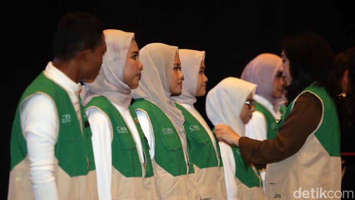CT ARSA Kirim Guru Muda Mengajar di Pelosok Negeri Ketua CT ARSA Foundation, Anita Ratnasari Tanjung menyematkan pin kepada guru muda saat pelepasan program Pintar Mengajar (Pijar) di Auditorium Bank Mega, Jakarta, Kamis (14/11/2024).