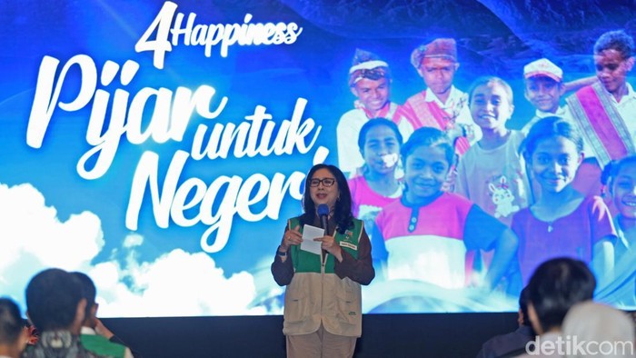 Ketua CT ARSA Foundation, Anita Ratnasari Tanjung menyematkan pin kepada guru muda saat pelepasan program Pintar Mengajar (Pijar) di Auditorium Bank Mega, Jakarta, Kamis (14/11/2024).