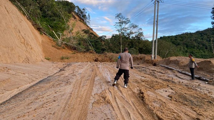 Jalan poros Toraja-Mamasa lumpuh akibat tanah longsor di Desa Tadokalua.